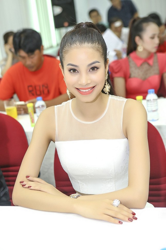 Á hậu Phạm Hương đi giày cao gót tâng bóng điệu nghệ ảnh 3