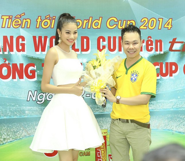 Á hậu Phạm Hương đi giày cao gót tâng bóng điệu nghệ ảnh 7