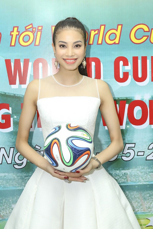 Á hậu Phạm Hương đi giày cao gót tâng bóng điệu nghệ ảnh 9