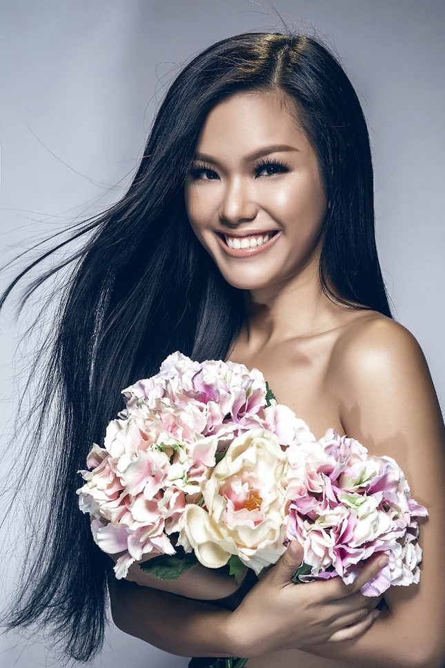 Phương Vy dùng hoa che ngực trần nóng bỏng ảnh 4