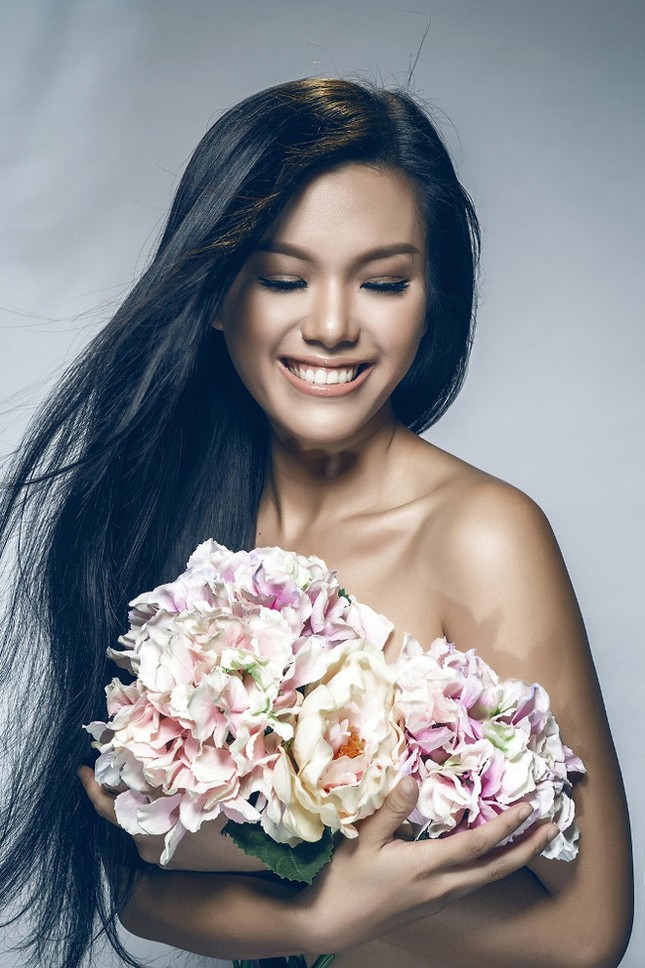 Phương Vy dùng hoa che ngực trần nóng bỏng ảnh 3