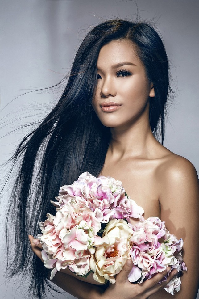 Phương Vy dùng hoa che ngực trần nóng bỏng ảnh 2