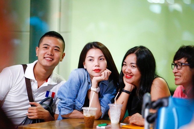 Trà Ngọc Hằng cởi áo khoác khoe eo thon ở sân bay ảnh 11