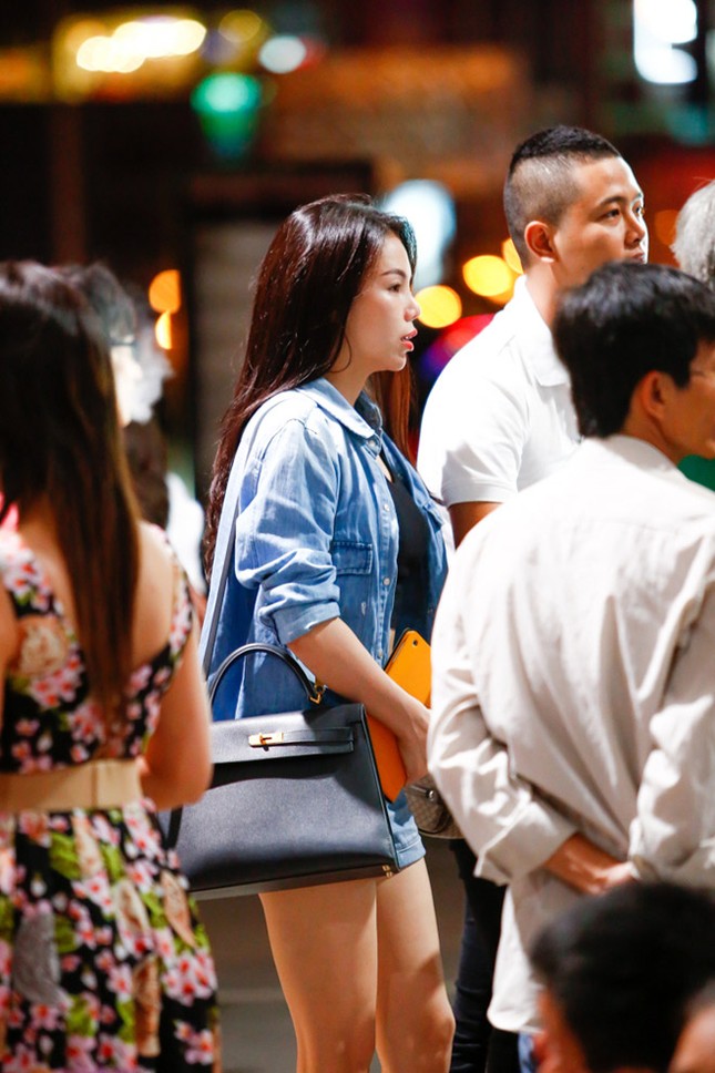 Trà Ngọc Hằng cởi áo khoác khoe eo thon ở sân bay ảnh 2