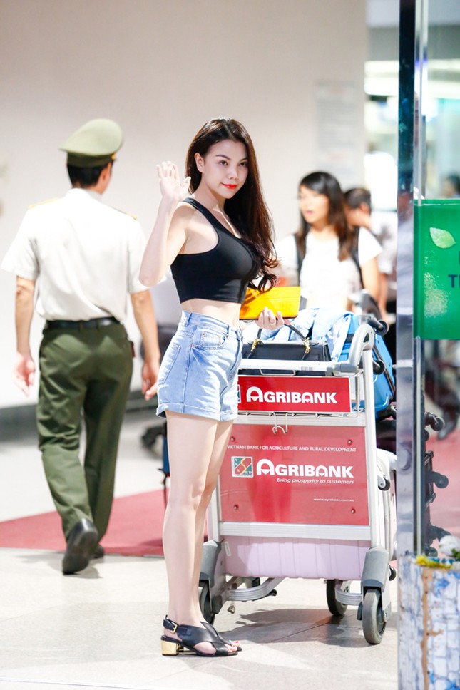 Trà Ngọc Hằng cởi áo khoác khoe eo thon ở sân bay ảnh 8