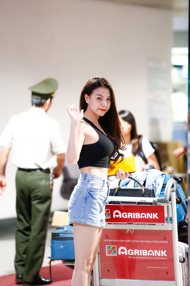 Trà Ngọc Hằng cởi áo khoác khoe eo thon ở sân bay ảnh 7