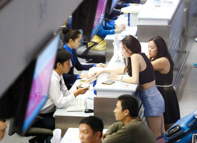 Trà Ngọc Hằng cởi áo khoác khoe eo thon ở sân bay ảnh 10