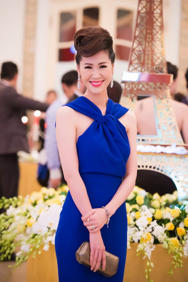 Hoa hậu Dương Thùy Linh đẹp sang trọng, cổ điển làm MC ảnh 3