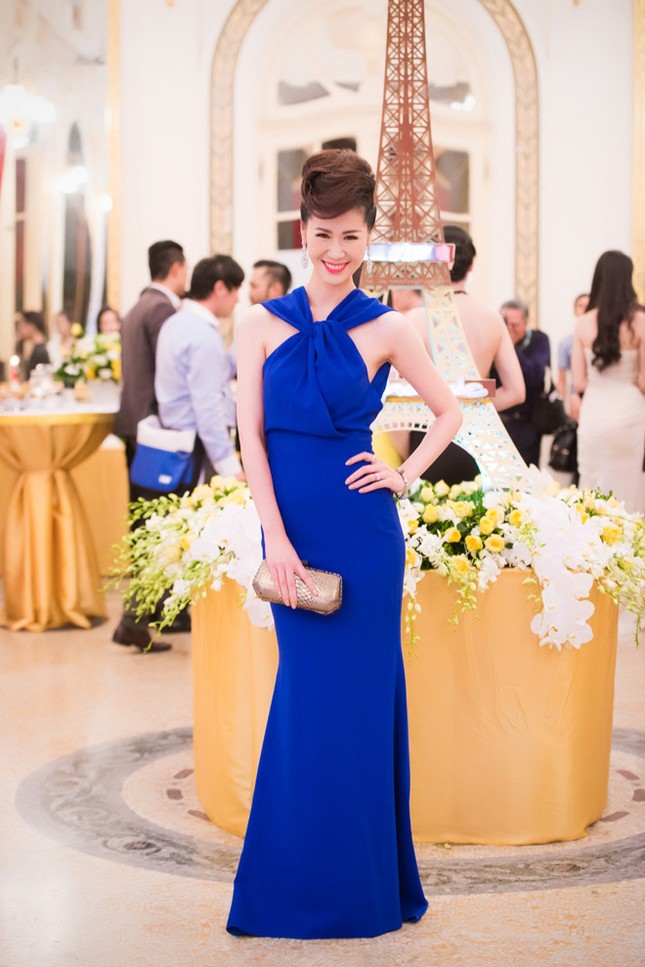 Hoa hậu Dương Thùy Linh đẹp sang trọng, cổ điển làm MC ảnh 4
