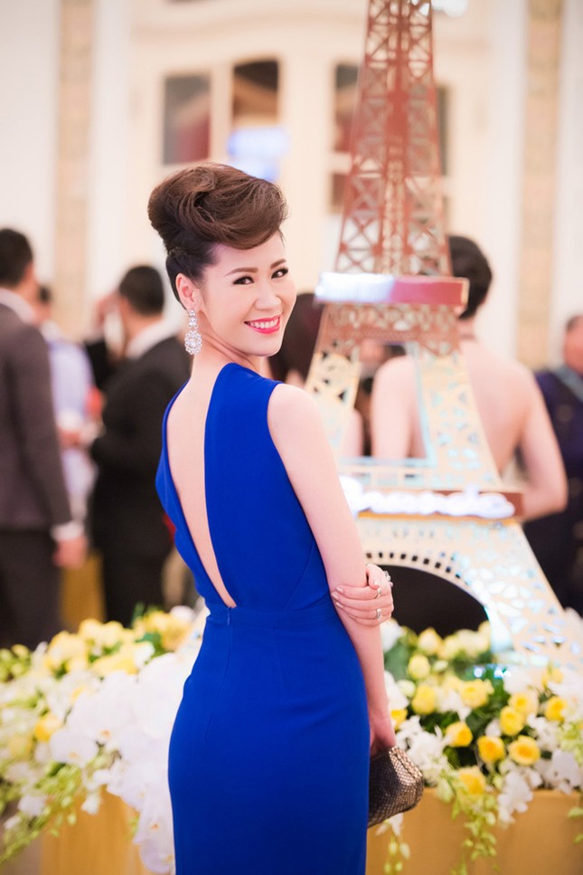 Hoa hậu Dương Thùy Linh đẹp sang trọng, cổ điển làm MC ảnh 6