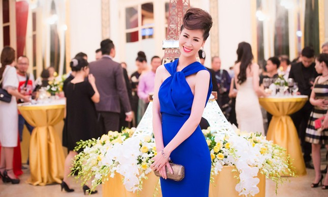 Hoa hậu Dương Thùy Linh đẹp sang trọng, cổ điển làm MC ảnh 1