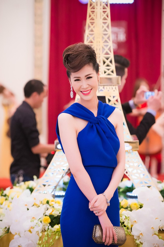 Hoa hậu Dương Thùy Linh đẹp sang trọng, cổ điển làm MC ảnh 2
