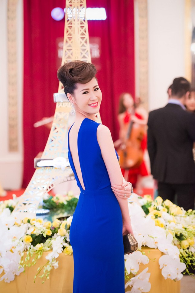 Hoa hậu Dương Thùy Linh đẹp sang trọng, cổ điển làm MC ảnh 5