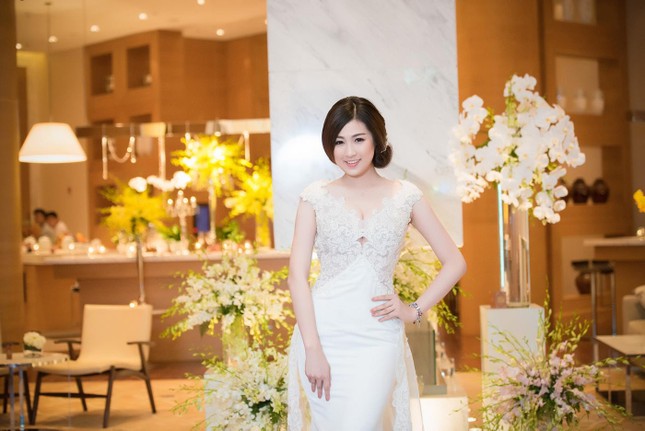 Á hậu Tú Anh duyên dáng thử váy cưới ảnh 2