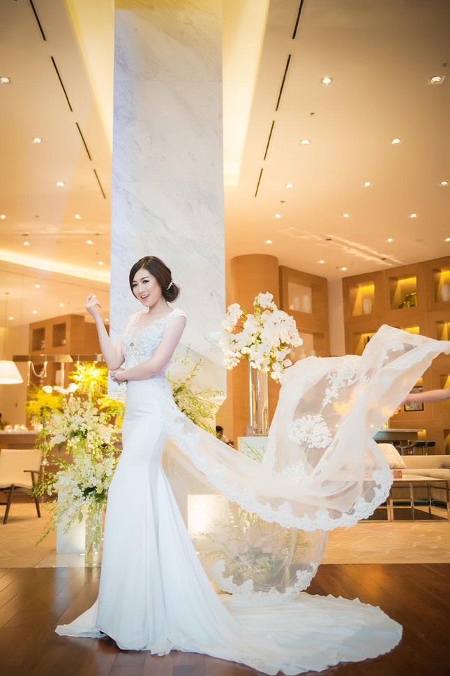 Á hậu Tú Anh duyên dáng thử váy cưới ảnh 3