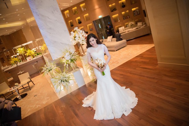 Á hậu Tú Anh duyên dáng thử váy cưới ảnh 6