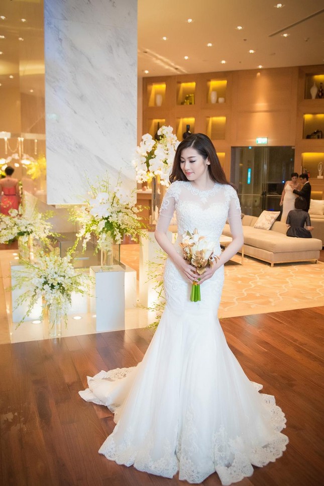 Á hậu Tú Anh duyên dáng thử váy cưới ảnh 4