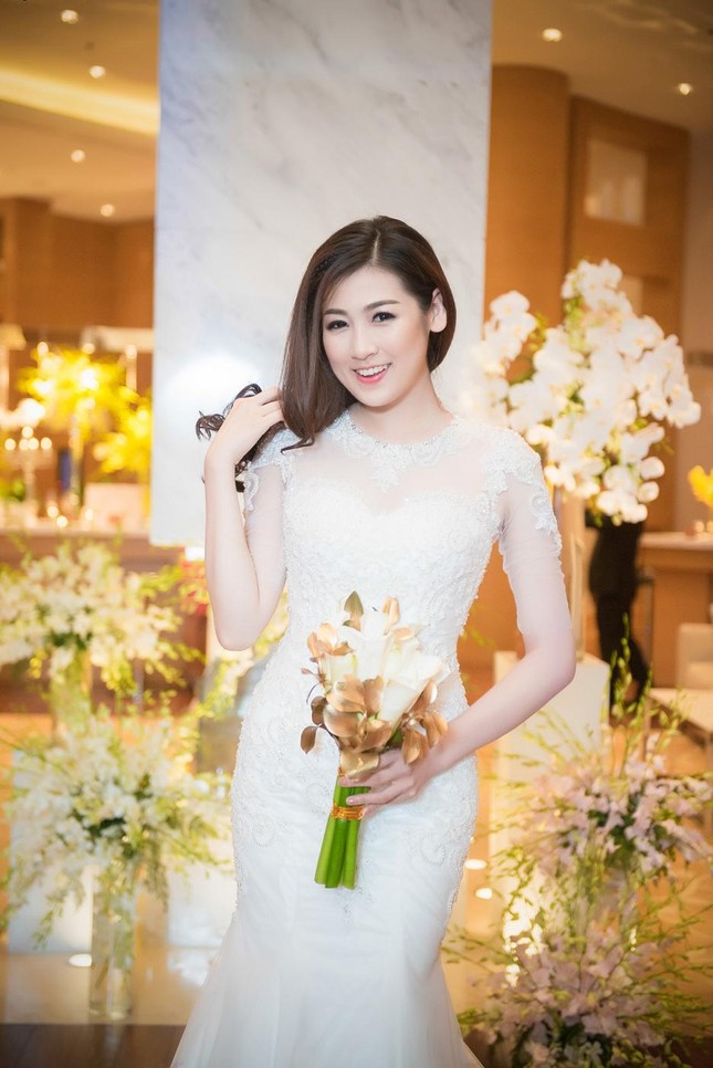 Á hậu Tú Anh duyên dáng thử váy cưới ảnh 1