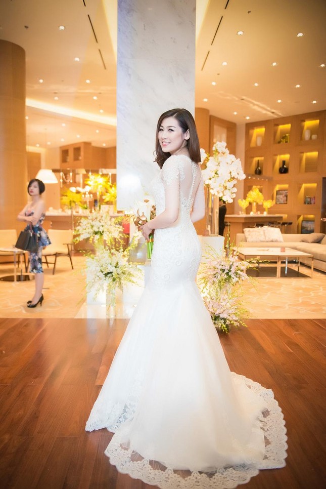Á hậu Tú Anh duyên dáng thử váy cưới ảnh 8
