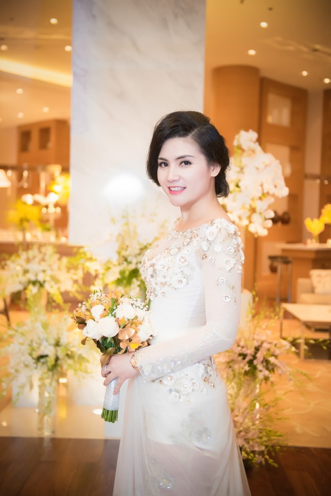 Á hậu Tú Anh duyên dáng thử váy cưới ảnh 9