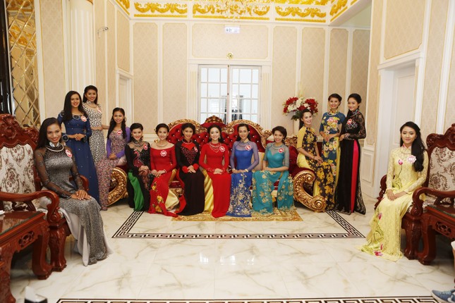Thí sinh duyên dáng với áo dài của NTK Ngô Nhật Huy ảnh 1