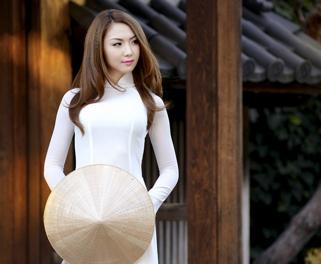 Jennifer Chung đẹp dịu dàng với áo dài tinh khôi ảnh 3