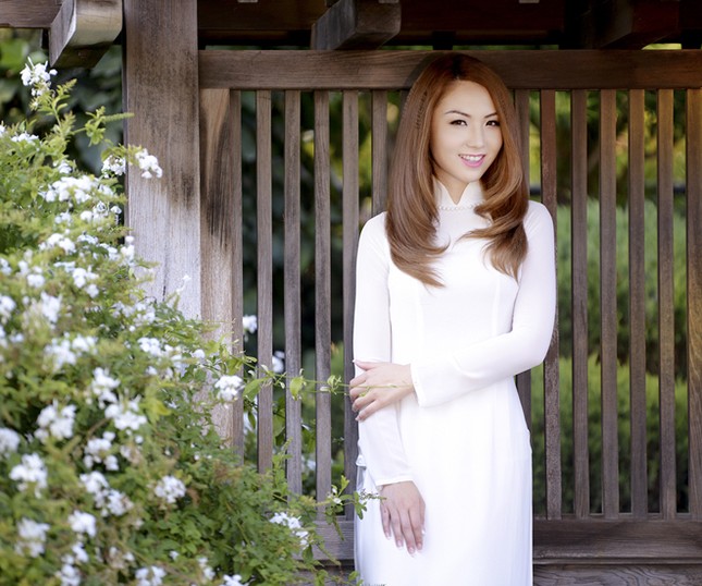 Jennifer Chung đẹp dịu dàng với áo dài tinh khôi ảnh 2