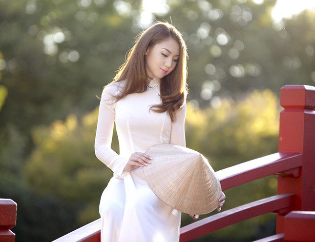 Jennifer Chung đẹp dịu dàng với áo dài tinh khôi ảnh 4