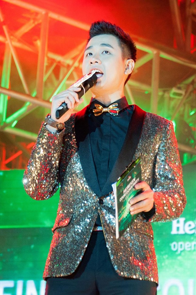 Hoàng Thùy Linh gợi cảm 'đốt cháy' đêm nhạc chào 2015 ảnh 12