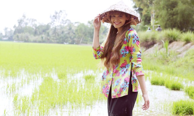 An 'Tây' làm gái quê, đội nón lá đi cấy lúa ảnh 5