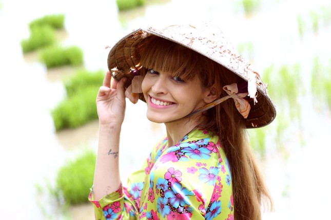 An 'Tây' làm gái quê, đội nón lá đi cấy lúa ảnh 3