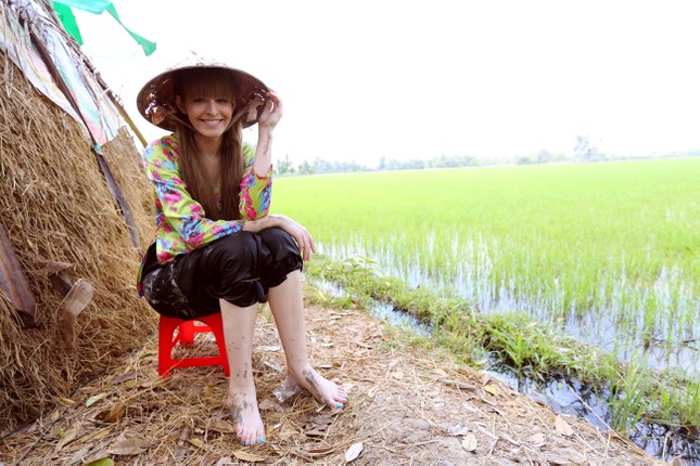 An 'Tây' làm gái quê, đội nón lá đi cấy lúa ảnh 4