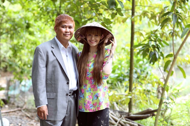 An 'Tây' làm gái quê, đội nón lá đi cấy lúa ảnh 9