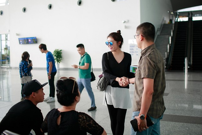 Fan ra sân bay tiễn Á hậu Huyền My đi du học ảnh 8