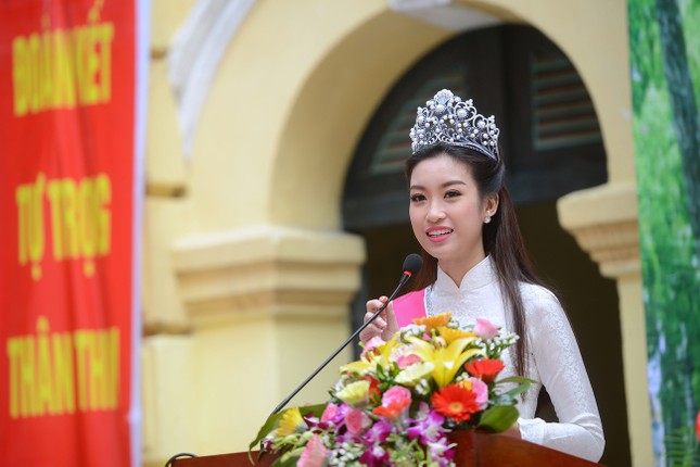 Hoa hậu Đỗ Mỹ Linh mặc áo dài trắng dự lễ khai giảng trường Việt Đức ảnh 9