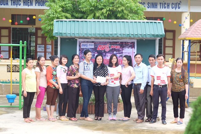 Hoa hậu Ngọc Hân lội nước vào cứu trợ đồng bào miền Trung ảnh 5
