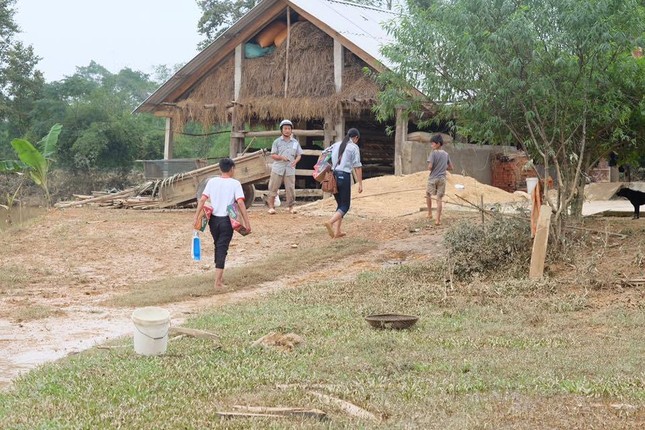 Hoa hậu Ngọc Hân lội nước vào cứu trợ đồng bào miền Trung ảnh 3