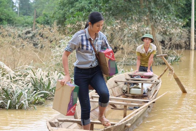 Hoa hậu Ngọc Hân lội nước vào cứu trợ đồng bào miền Trung ảnh 4