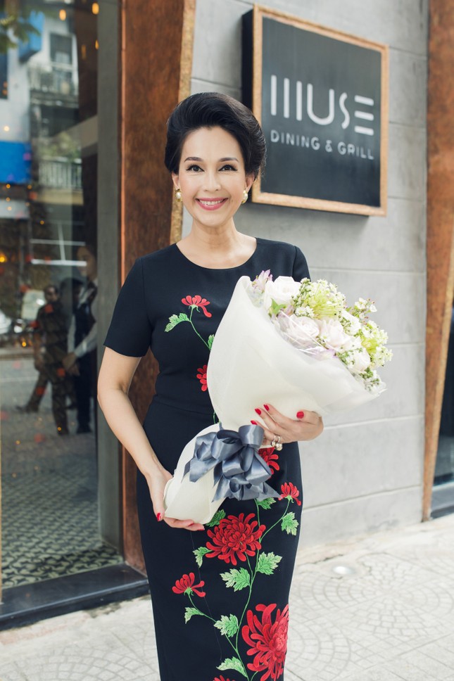 Diễm My trẻ trung mừng sinh nhật tuổi 54 bên bạn bè ảnh 2