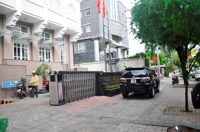Xe công vô tư đỗ dừng trên vỉa hè Sài Gòn ảnh 6