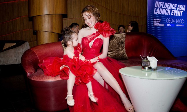 Con gái Elly Trần cực đáng yêu khi mặc đồ đôi cùng mẹ ảnh 7