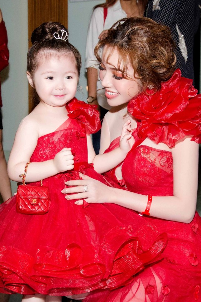 Con gái Elly Trần cực đáng yêu khi mặc đồ đôi cùng mẹ ảnh 4
