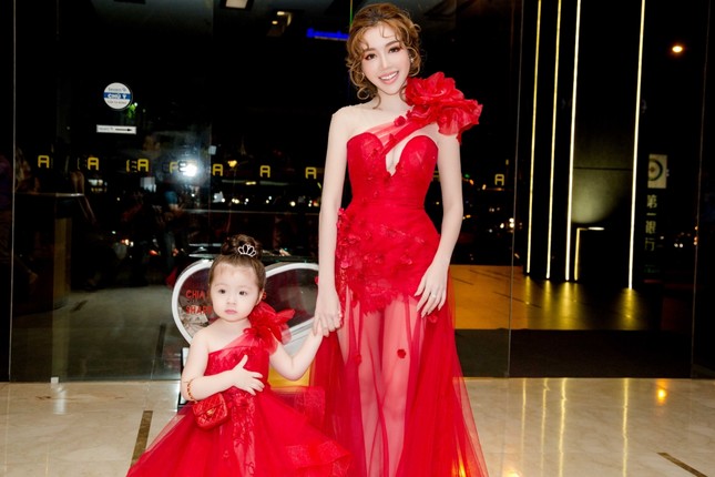 Con gái Elly Trần cực đáng yêu khi mặc đồ đôi cùng mẹ ảnh 2