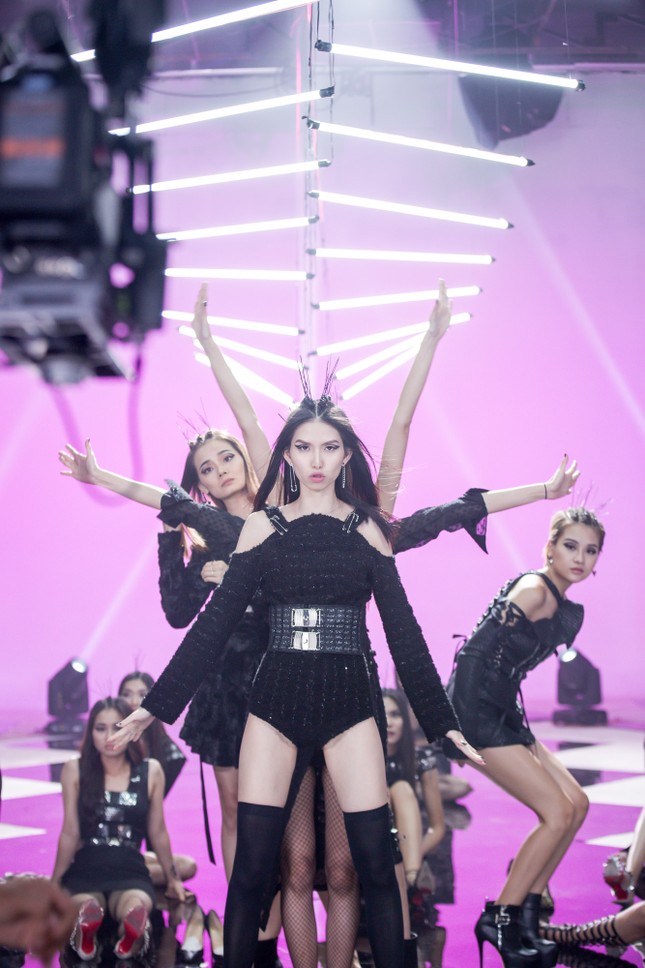 Trương Ngọc Ánh ăn vội bánh giò khi ghi hình cho Next Top Model ảnh 6