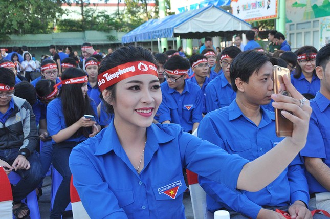 Dàn hoa hậu, á hậu hào hứng tham gia Chủ Nhật Đỏ ảnh 1
