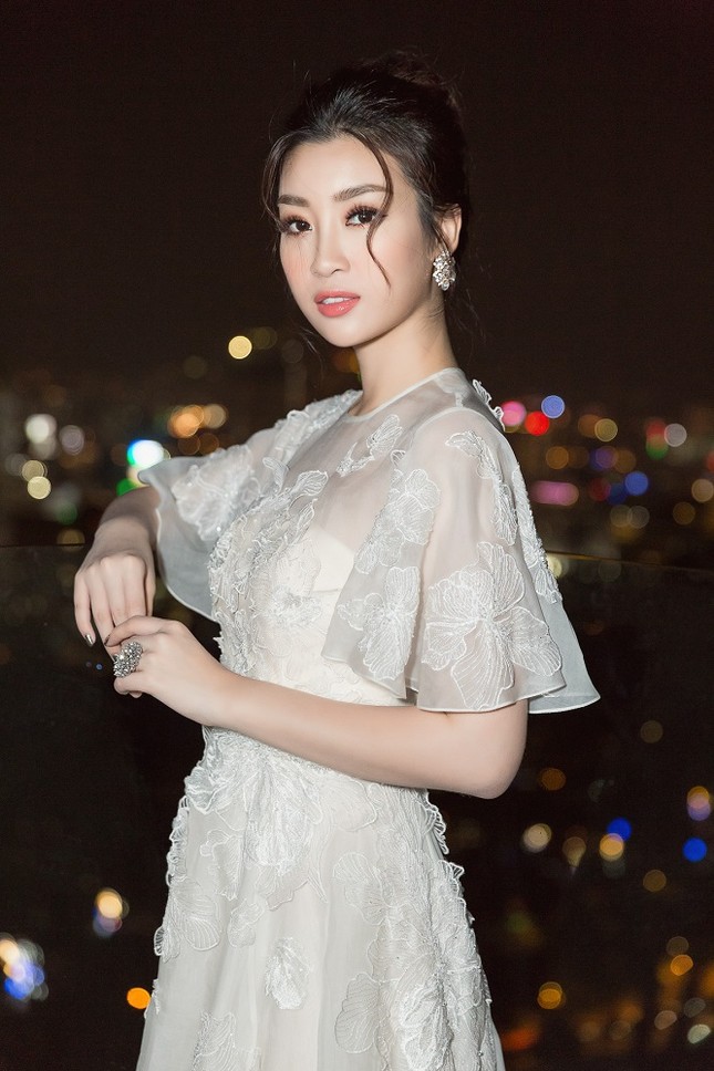 Đỗ Mỹ Linh vượt Linh Nga, Diễm My 9X để trở thành 'Gương mặt của năm' ảnh 3