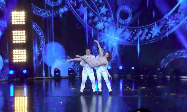 Dũng cảm hát live, Hương Giang Idol giành giải 'Hoa hậu tài năng' ảnh 1