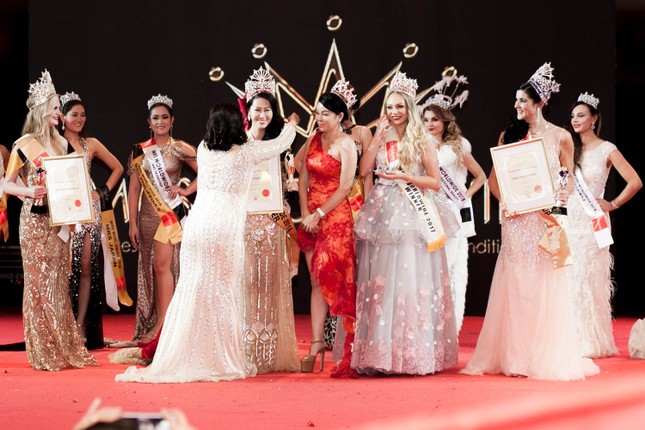 Dương Thuỳ Linh đăng quang Hoa hậu Phụ nữ Toàn thế giới 2018 ảnh 1