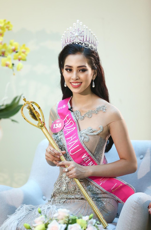 Hoa hậu Tiểu Vy trả lời câu hỏi khó của MC Nguyên Khang lúc nửa đêm ảnh 5