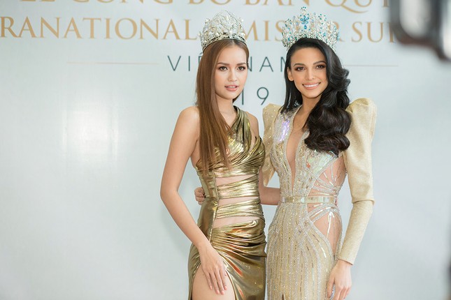 Lâm Khánh Chi 'thả rông' táo bạo đón Hoa hậu Siêu quốc gia 2018 ảnh 4